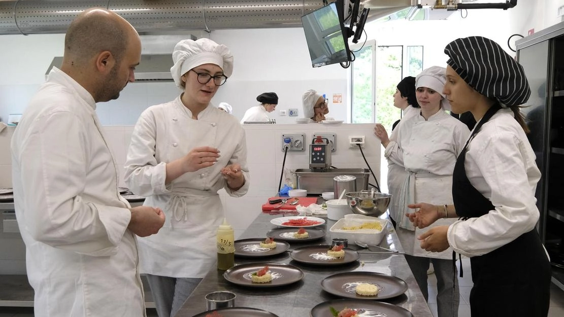 Tra i tanti corsi a disposizione degli iscritti anche quello alberghiero, dove gli alunni possono conoscere le prelibatezze della nostra cucina e imparare un mestiere da poter spendere nel mondo del lavoro Tra i tanti corsi a disposizione degli iscritti anche quello alberghiero, dove gli alunni possono conoscere le prelibatezze della nostra cucina e imparare un mestiere da poter spendere nel mondo del lavoro