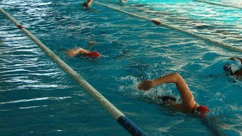 Nella foto d’archivio nuotatori alla piscina comunale di Capannori Nella foto d’archivio nuotatori alla piscina comunale di Capannori