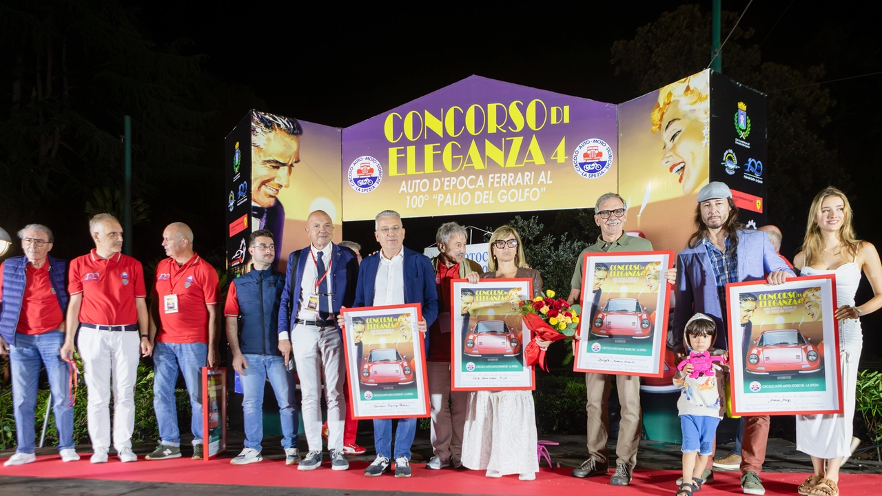 Giuria e organizzatori sul palco Giuria e organizzatori sul palco