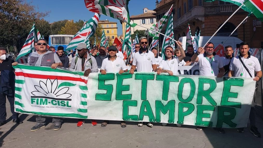 Una recente manifestazione dei lavoratori del settore camper. Adesso è stata raggiunta un’intesa con l’azienda Una recente manifestazione dei lavoratori del settore camper. Adesso è stata raggiunta un’intesa con l’azienda
