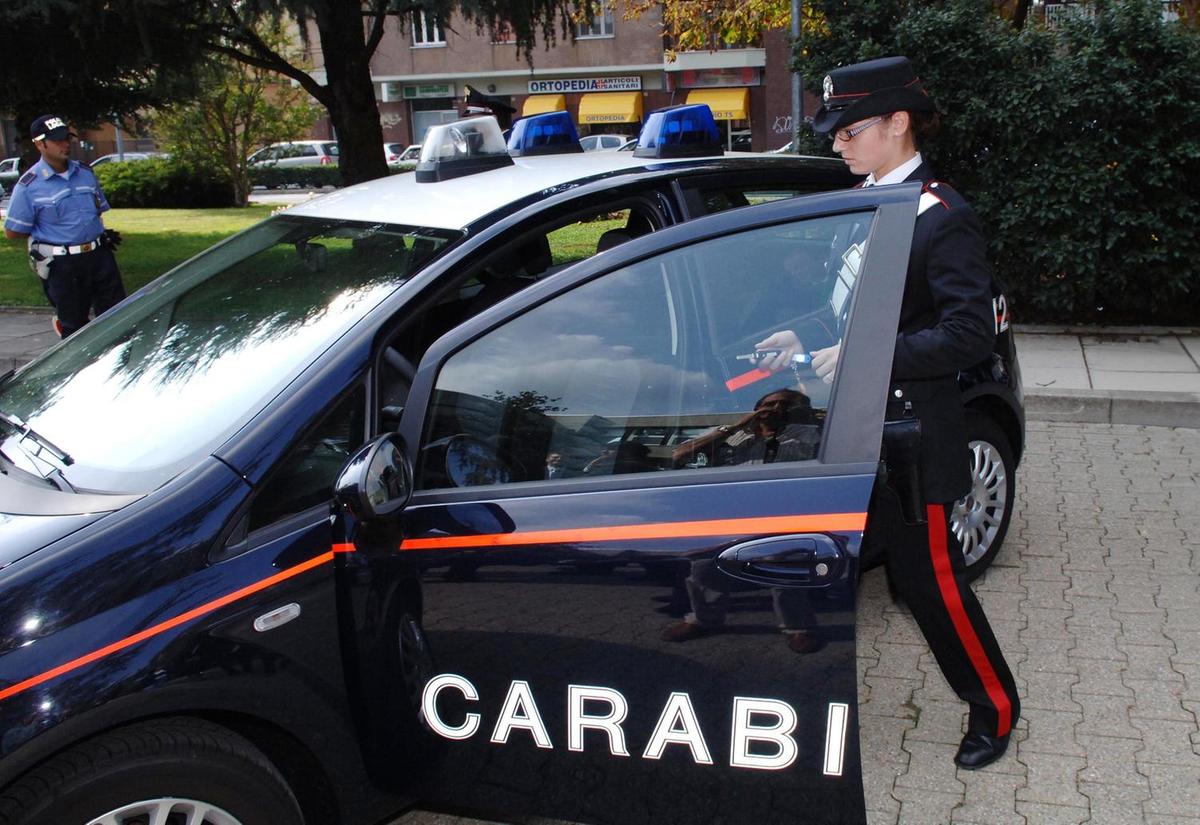 rubano pacchi postali con scarpe e abiti griffati arrestati