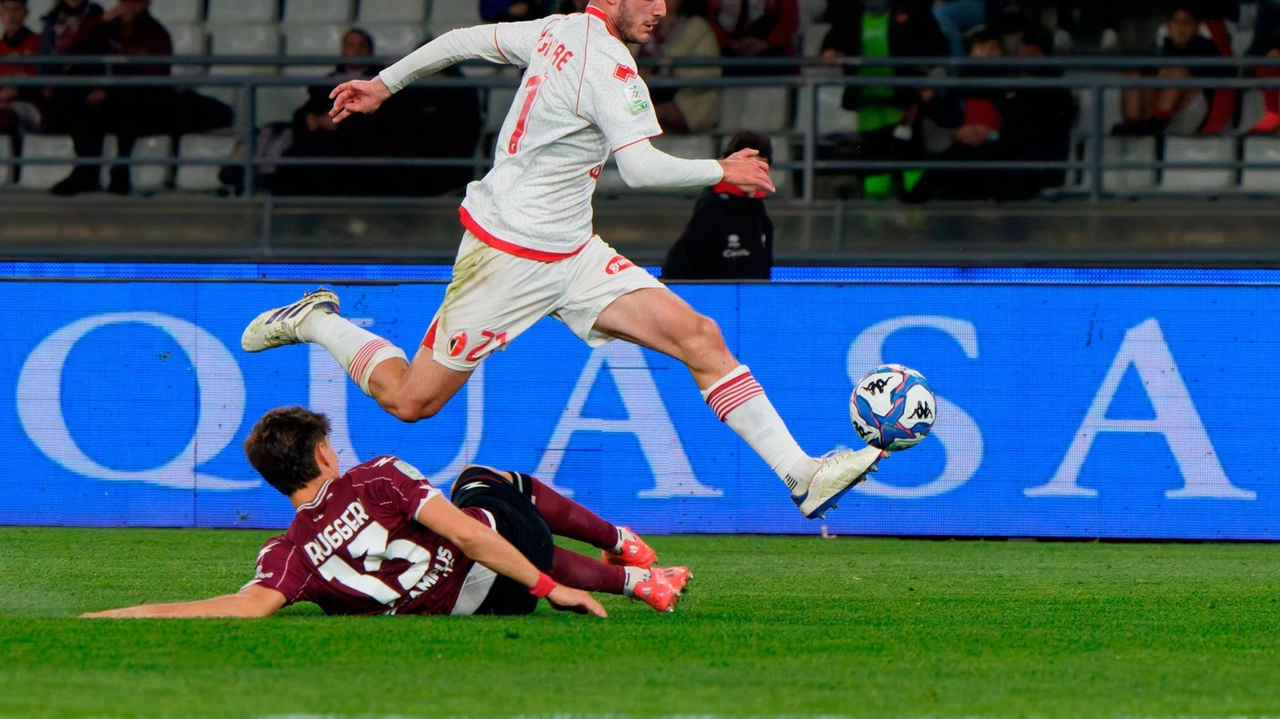 Giulio Maggiore in azione con la maglia del Bari Giulio Maggiore in azione con la maglia del Bari
