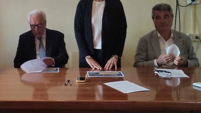 La sindaca di Altopascio, Sara D’Ambrosio, con il presidente della Regione Eugenio Giani e l’assessore regionale Stefano Baccelli hanno presentato ieri mattina la variazione di bilancio con il finanziamento del terzo lotto La sindaca di Altopascio, Sara D’Ambrosio, con il presidente della Regione Eugenio Giani e l’assessore regionale Stefano Baccelli hanno presentato ieri mattina la variazione di bilancio con il finanziamento del terzo lotto