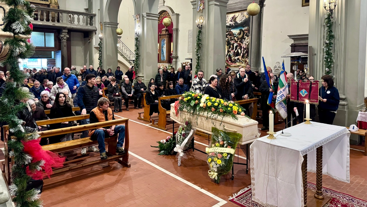 La bara di Massimo Giuntini nella chiesa dei Santi Stefano e Niccolao dove si è svolto il funerale La bara di Massimo Giuntini nella chiesa dei Santi Stefano e Niccolao dove si è svolto il funerale