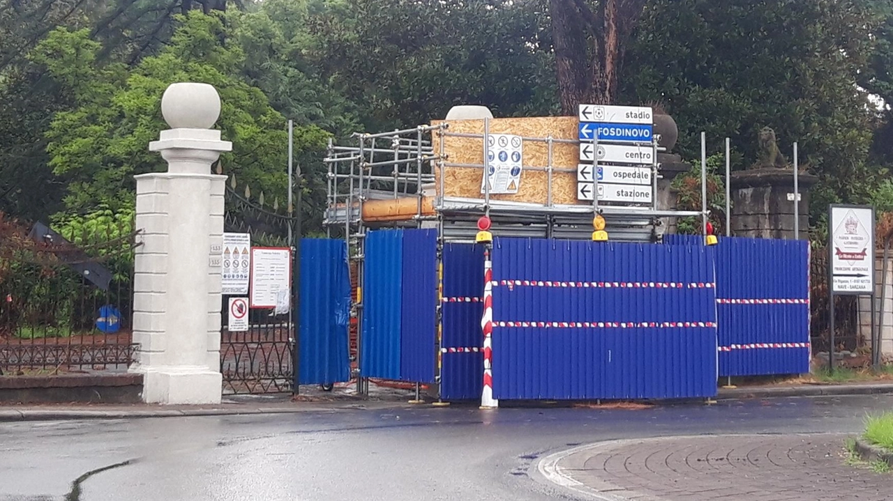 L’impalcatura sistemata per consentire gli interventi di ripristino sulle colonne intorno all’ingresso principale dell’immobile L’impalcatura sistemata per consentire gli interventi di ripristino sulle colonne intorno all’ingresso principale dell’immobile
