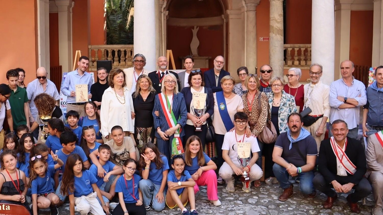 Alcuni momenti della premiazione del concorso ’Ciro Siciliano’ rivolto alle scuole sull’eccidio di Forno Alcuni momenti della premiazione del concorso ’Ciro Siciliano’ rivolto alle scuole sull’eccidio di Forno