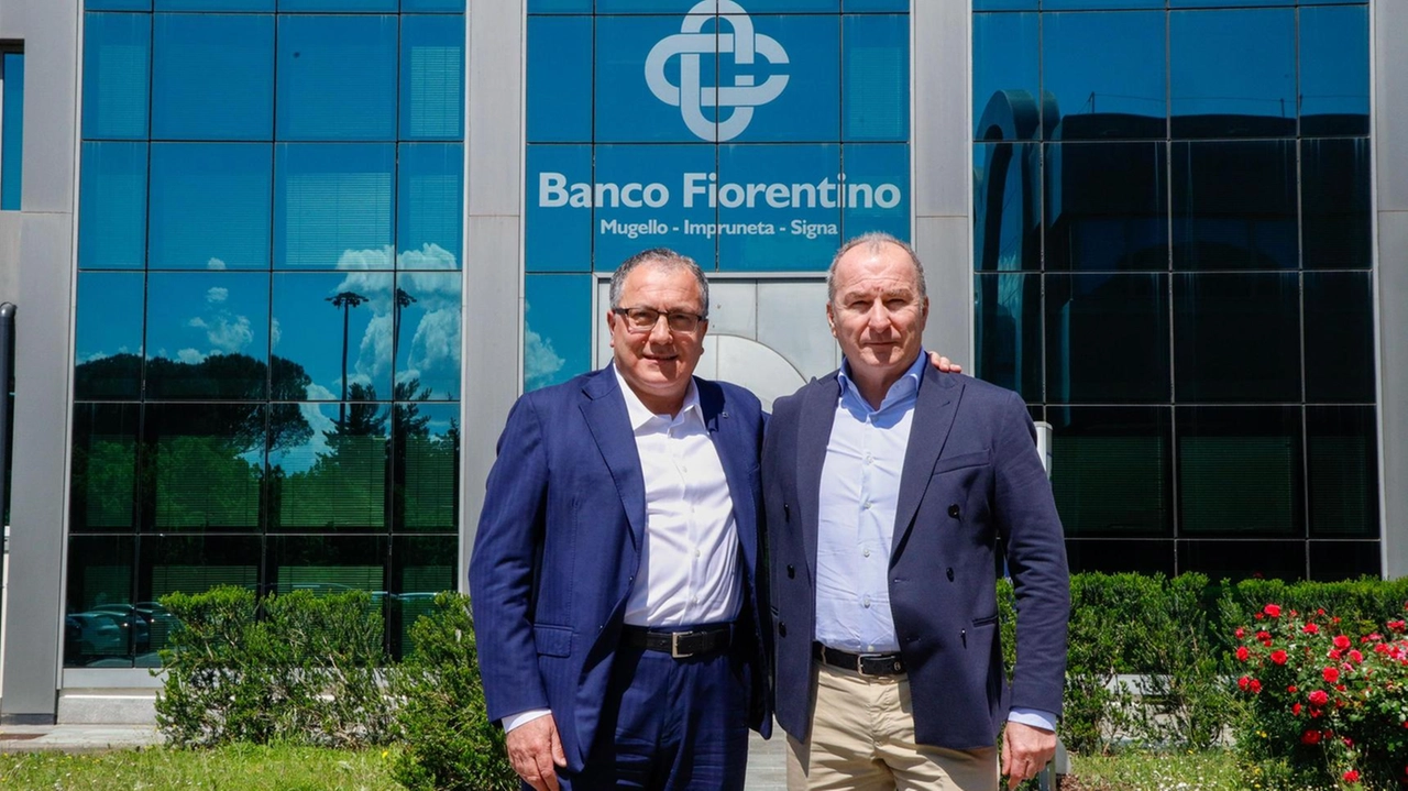 Il presidente Paolo Raffini insieme al direttore Davide Menetti davanti alla sede del Banco Fiorentino