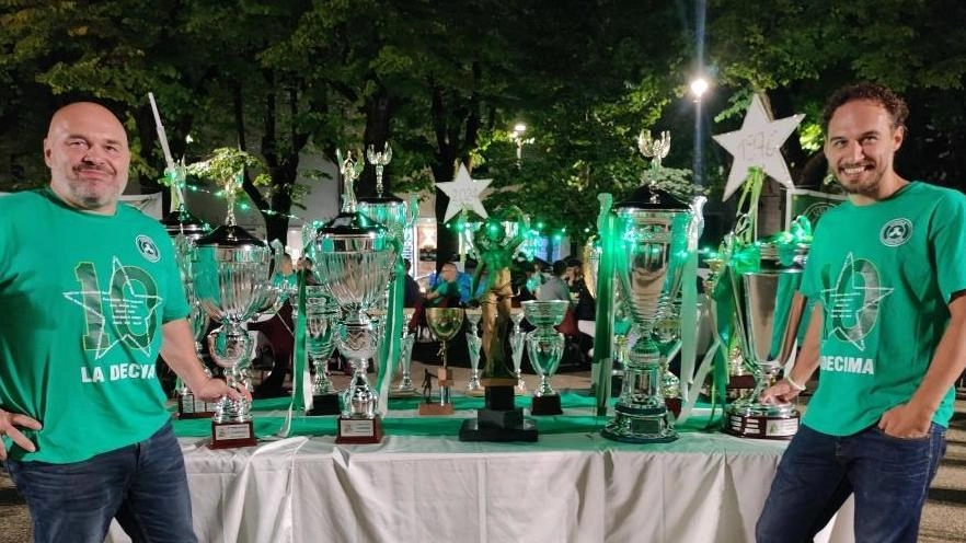 Massimo Colligiani, presidente del rione e Leonardo Lunghi capitano della squadra mostrano i trofei conquistati Massimo Colligiani, presidente del rione e Leonardo Lunghi capitano della squadra mostrano i trofei conquistati