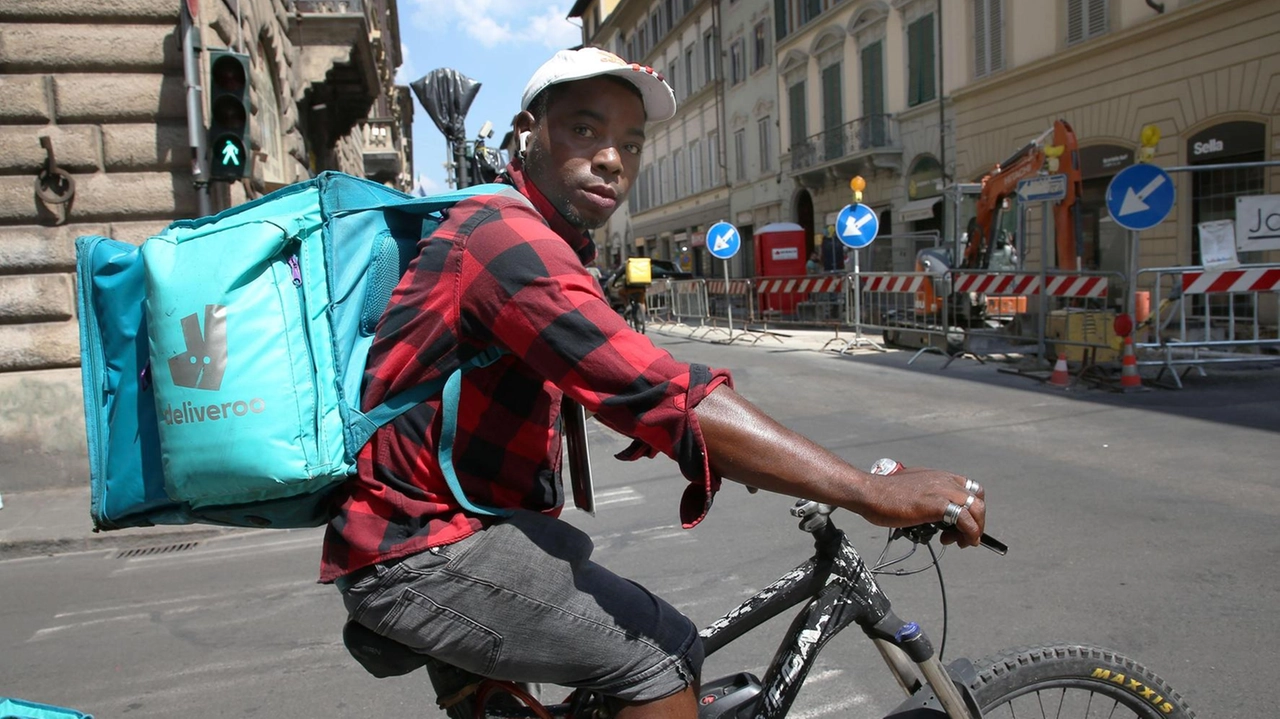 I rider a Firenze affrontano lunghe giornate di lavoro competitivo e rischioso, senza diritti e con condizioni precarie. Il sindacato lotta per garantire loro dignità e sicurezza. I rider a Firenze affrontano lunghe giornate di lavoro competitivo e rischioso, senza diritti e con condizioni precarie. Il sindacato lotta per garantire loro dignità e sicurezza.