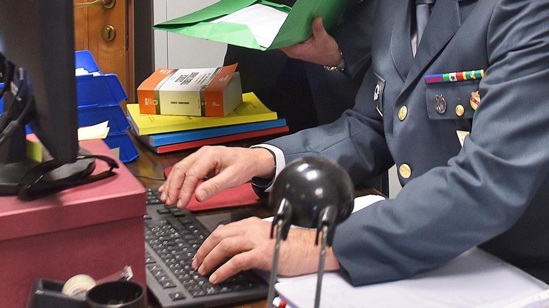 maxi evasione fiscale indagati tre professionisti raffica di perquisizioni