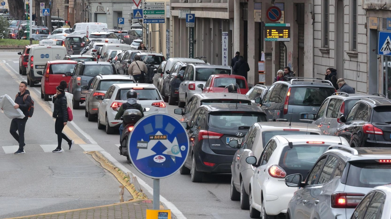 Via Poggio Bracciolini paralizzata. nel primo pomeriggio di ieri Via Poggio Bracciolini paralizzata. nel primo pomeriggio di ieri