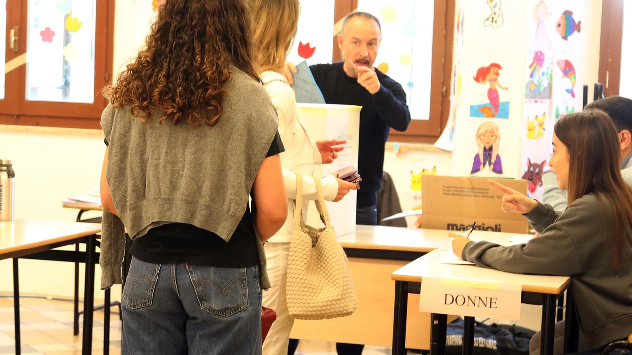 Per i referendum le urne resteranno aperte domenica, dalle 7 alle 23, e lunedì dalle 7 alle 15 Per i referendum le urne resteranno aperte domenica, dalle 7 alle 23, e lunedì dalle 7 alle 15