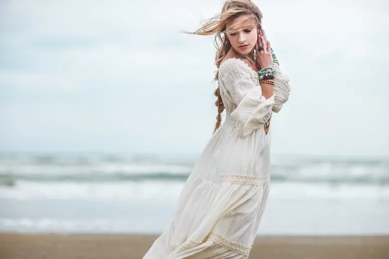 Tacchi addio, stregati dal ‘boho chic’. Le tendenze dell’estate raccontate dalla stylist