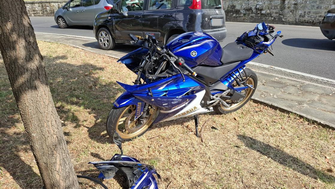 scontro tra moto e auto alla rotatoria