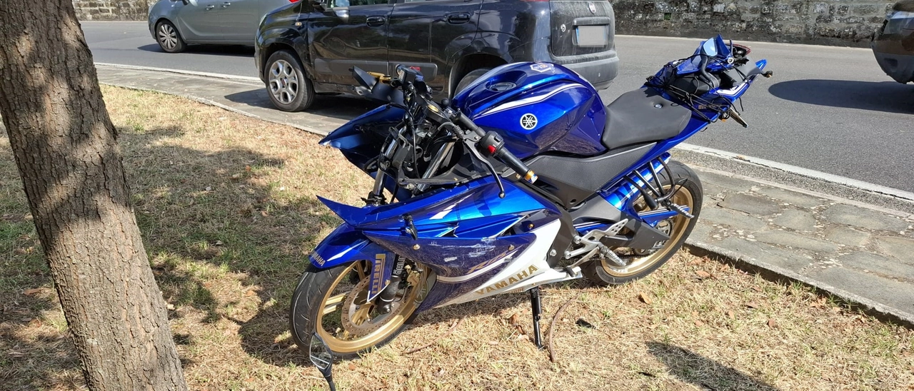Scontro tra moto e auto alla rotatoria