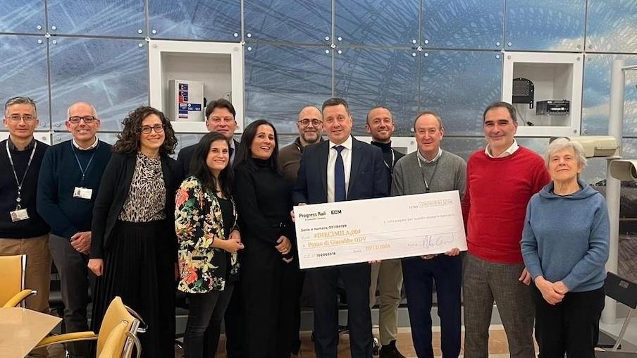 La consegna dell’assegno simbolico per sostenere le attività della associazione in favore delle famiglie del territorio La consegna dell’assegno simbolico per sostenere le attività della associazione in favore delle famiglie del territorio