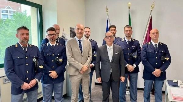 I sette nuovi agenti. di polizia in servizio al Commissariato di Orvieto, con il questore Michele Abenante e il dirigente dell’ufficio,. Filippo Girella I sette nuovi agenti. di polizia in servizio al Commissariato di Orvieto, con il questore Michele Abenante e il dirigente dell’ufficio,. Filippo Girella