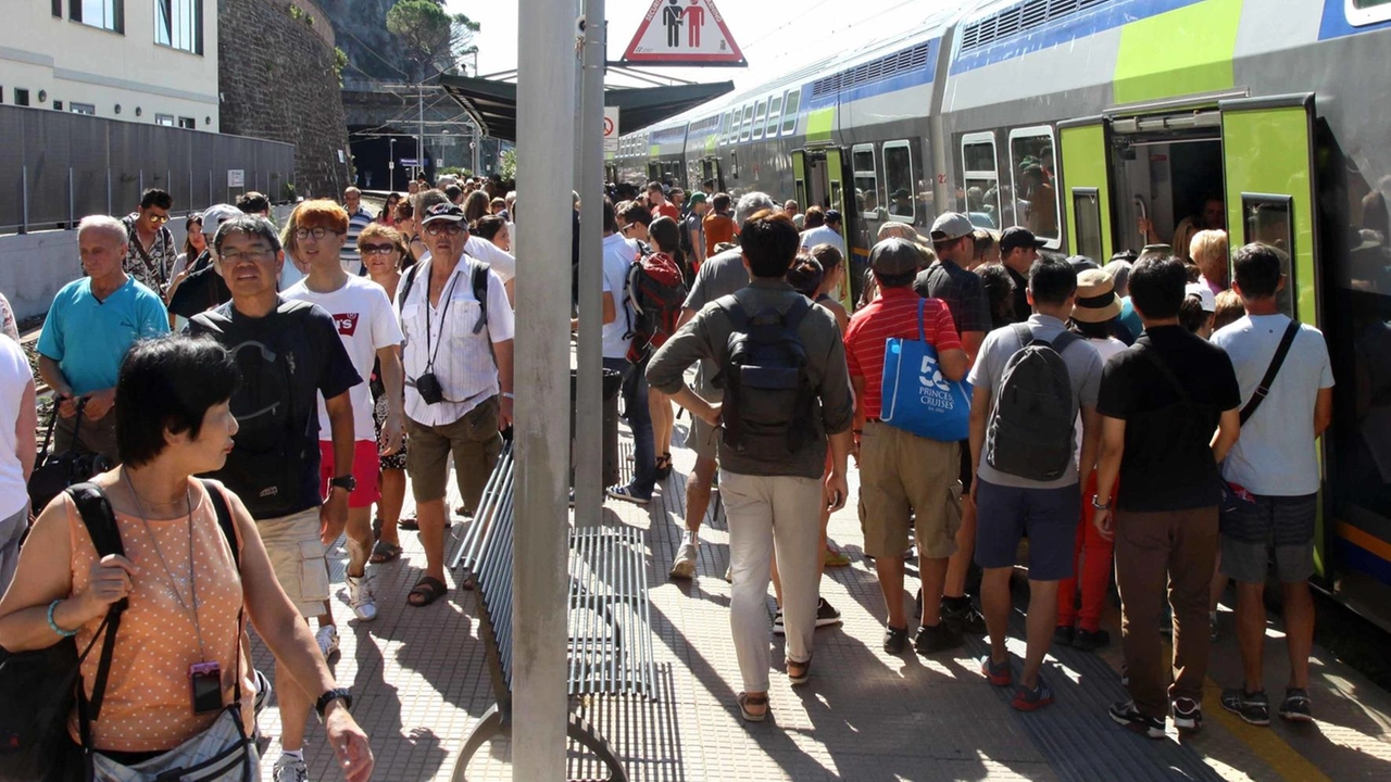 Folla di turisti in attesa di salire sul treno alla stazione di Monterosso. Nel solo mese di luglio, la vendita delle card ha fruttato quattro milioni di euro Folla di turisti in attesa di salire sul treno alla stazione di Monterosso. Nel solo mese di luglio, la vendita delle card ha fruttato quattro milioni di euro