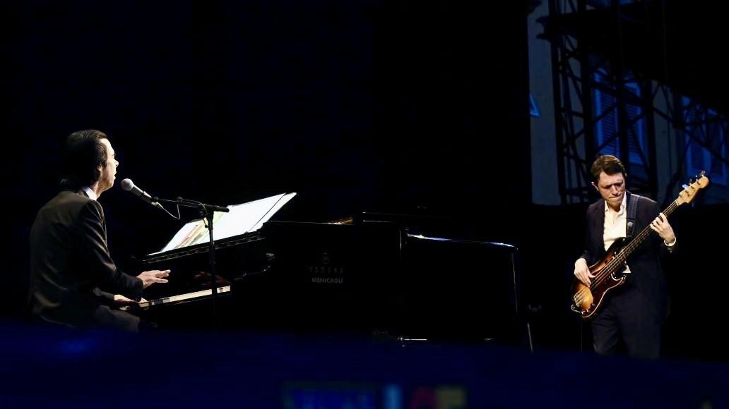 Nick Cave al piano e Colin Greenwood, bassista dei Bad Seed e dei Radiohead (foto Alcide) Nick Cave al piano e Colin Greenwood, bassista dei Bad Seed e dei Radiohead (foto Alcide)