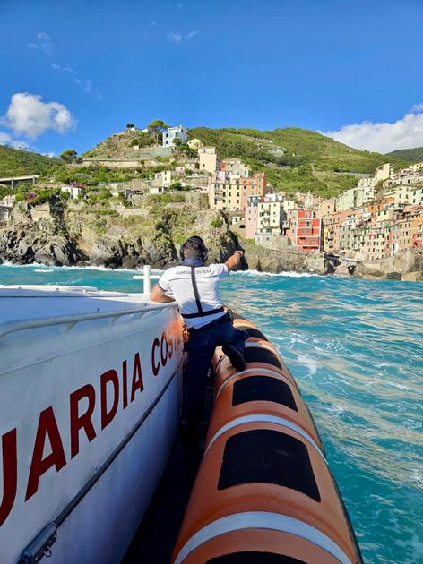 Si getta in acqua per salvare tre donne in balia delle onde