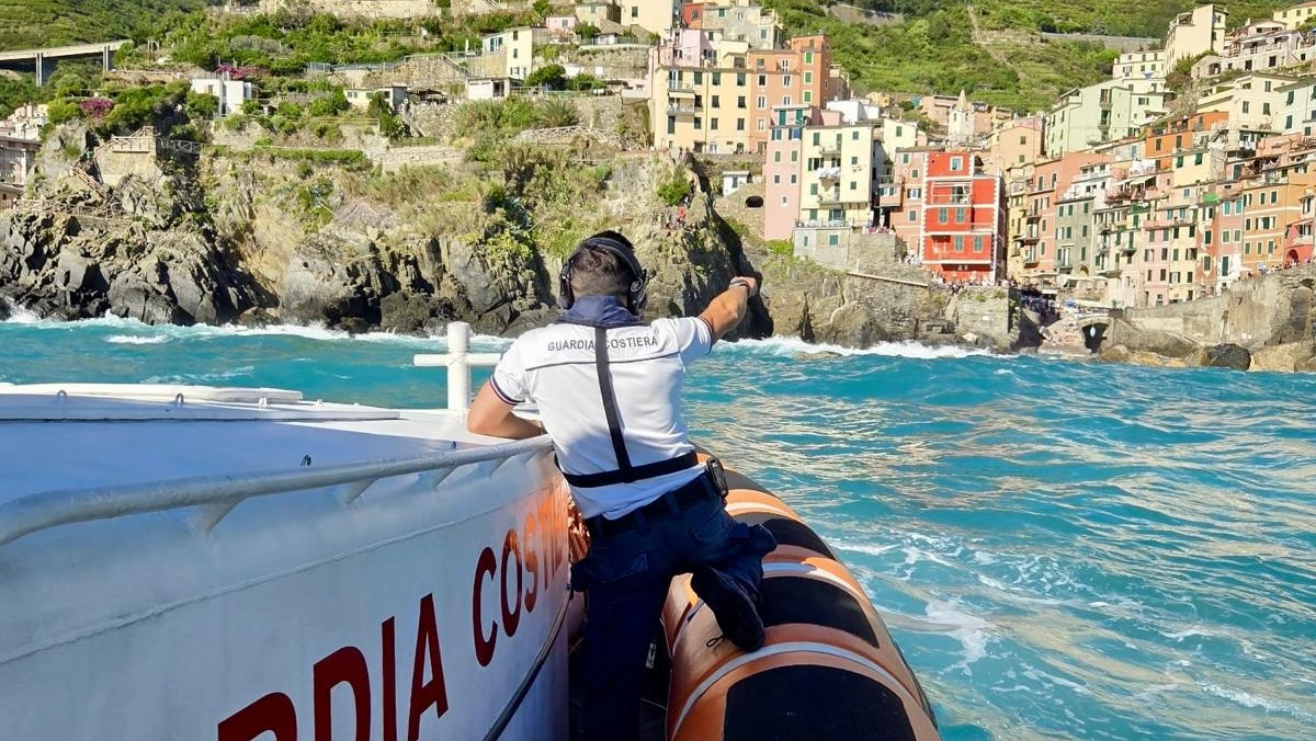 La motovedetta della Guardia Costiera raggiunge la marina di Riomaggiore La motovedetta della Guardia Costiera raggiunge la marina di Riomaggiore
