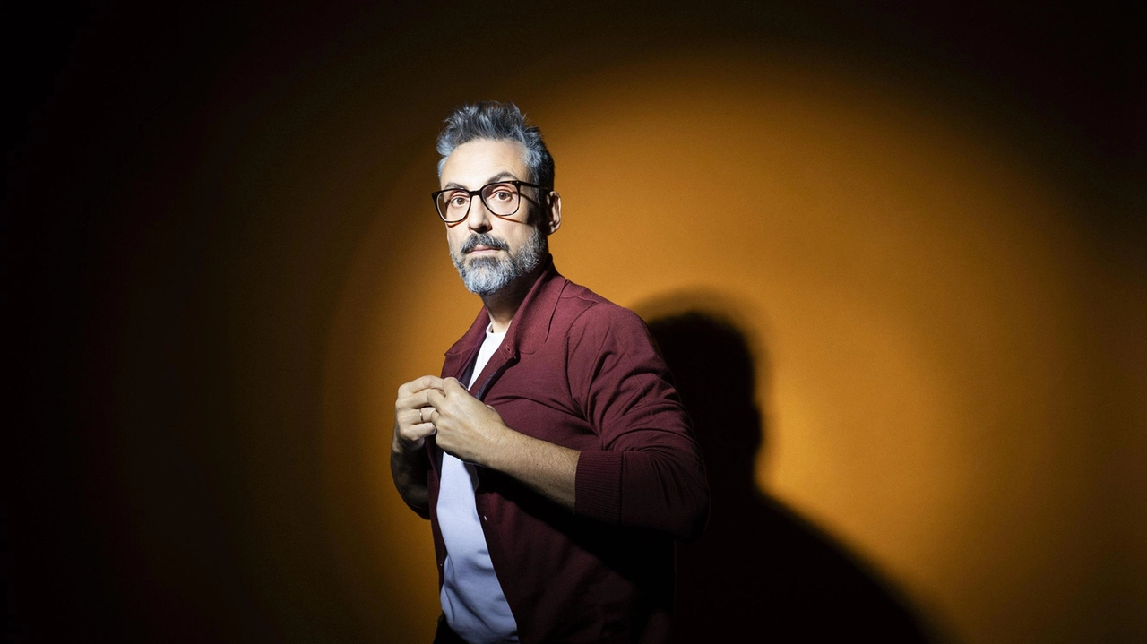 L’artista nasce a Cosenza nel 1977 e nel 2009 pubblica il suo primo album da solista dal titolo «Vol.1» a cui seguiranno «Vol.2 Poveri Cristi» e «Vol.3 Il Cammino di Santiago in Taxi». Nel 2018 si è anche esibito sul palco dell’Ariston