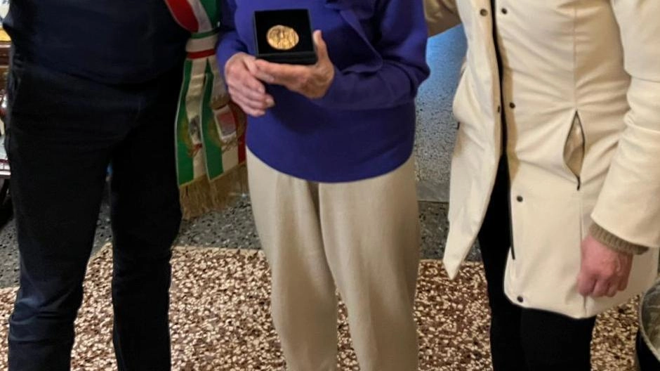 A fare gli auguri a Nelia Lorenzetti anche il sindaco Jacopo Ferri con la vice Clara Cavellini A fare gli auguri a Nelia Lorenzetti anche il sindaco Jacopo Ferri con la vice Clara Cavellini