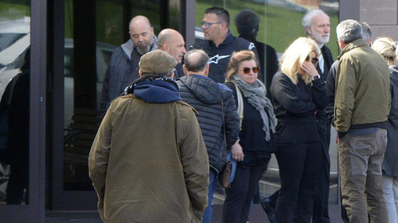 Lo strazio davanti alla casa funeraria di Sterpeto
