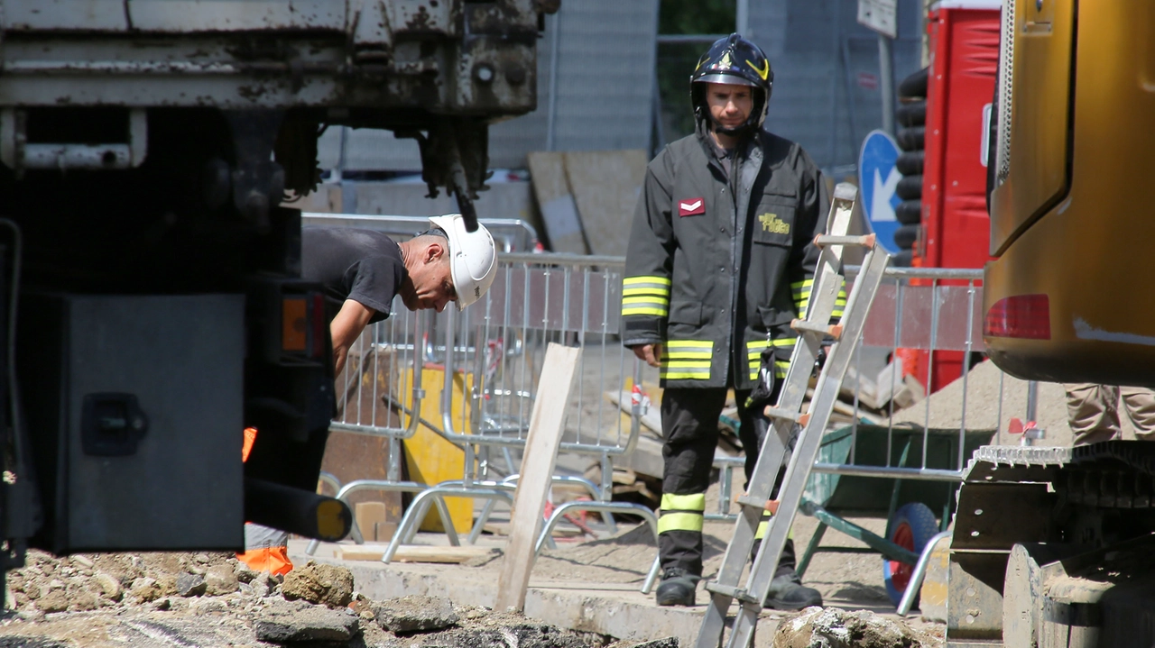 Fuga di gas nel cantiere della tramvia in piazza Donatello (Foto Marco Mori/New Press Photo)