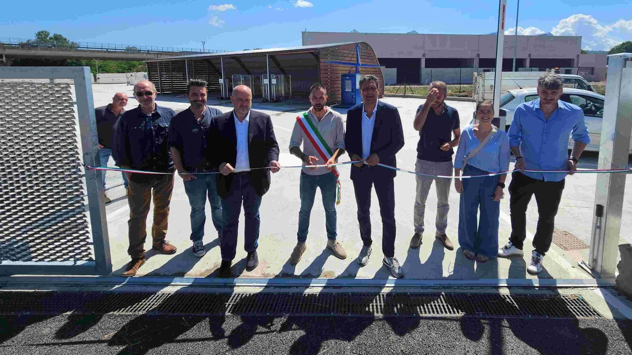 Taglio del nastro del nuovo centro di raccolta in località Pian dell’Asso lungo la strada di Riguardo, realizzato anche grazie ai fondi del Piano Nazionale di Ripresa e Resilienza