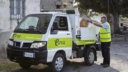 Un mezzo di Ersu, la società incaricata della raccolta porta. a porta sul vasto territorio di Camaiore Un mezzo di Ersu, la società incaricata della raccolta porta. a porta sul vasto territorio di Camaiore