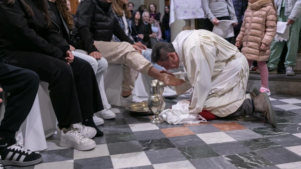Dieci adulti hanno partecipato al rito. e si sono inginocchiati davanti ai ragazzi e alle ragazze in una chiesa piena di gente che ha assistito con devozione e silenzio Dieci adulti hanno partecipato al rito. e si sono inginocchiati davanti ai ragazzi e alle ragazze in una chiesa piena di gente che ha assistito con devozione e silenzio