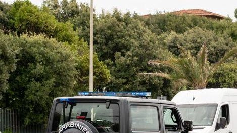 Hanno tenuto d’occhio il momento di distrazione di un corriere che aveva lasciato sul furgone pacchi da portare a... Hanno tenuto d’occhio il momento di distrazione di un corriere che aveva lasciato sul furgone pacchi da portare a...