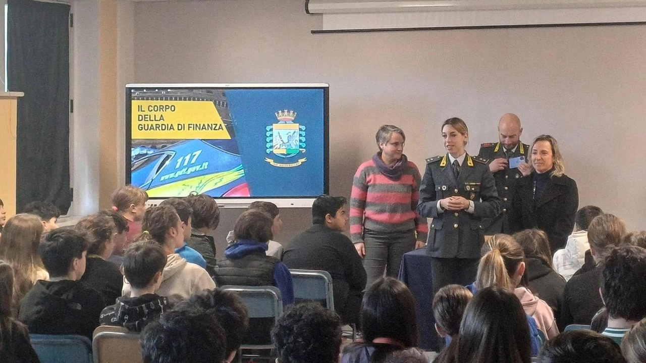 Nelle foto, alcuni momenti dell’incontro fra i finanzieri e gli studenti Nelle foto, alcuni momenti dell’incontro fra i finanzieri e gli studenti