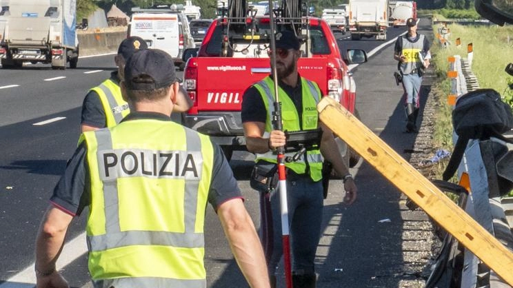 Terribile incidente ieri in autostrada all’altezza di Lusuolo. La vittima, un uomo di 58 anni, è stato sbalzato fuori dall’abitacolo Terribile incidente ieri in autostrada all’altezza di Lusuolo. La vittima, un uomo di 58 anni, è stato sbalzato fuori dall’abitacolo