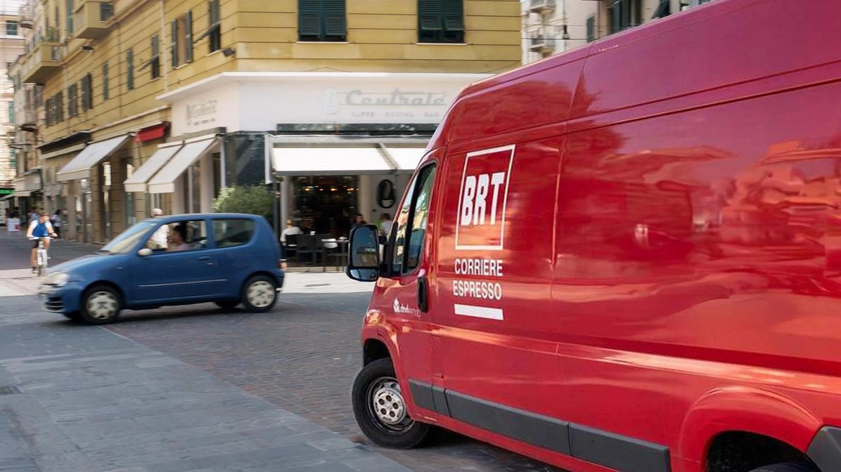 Una consegna di merce nel centro storico della città Una consegna di merce nel centro storico della città