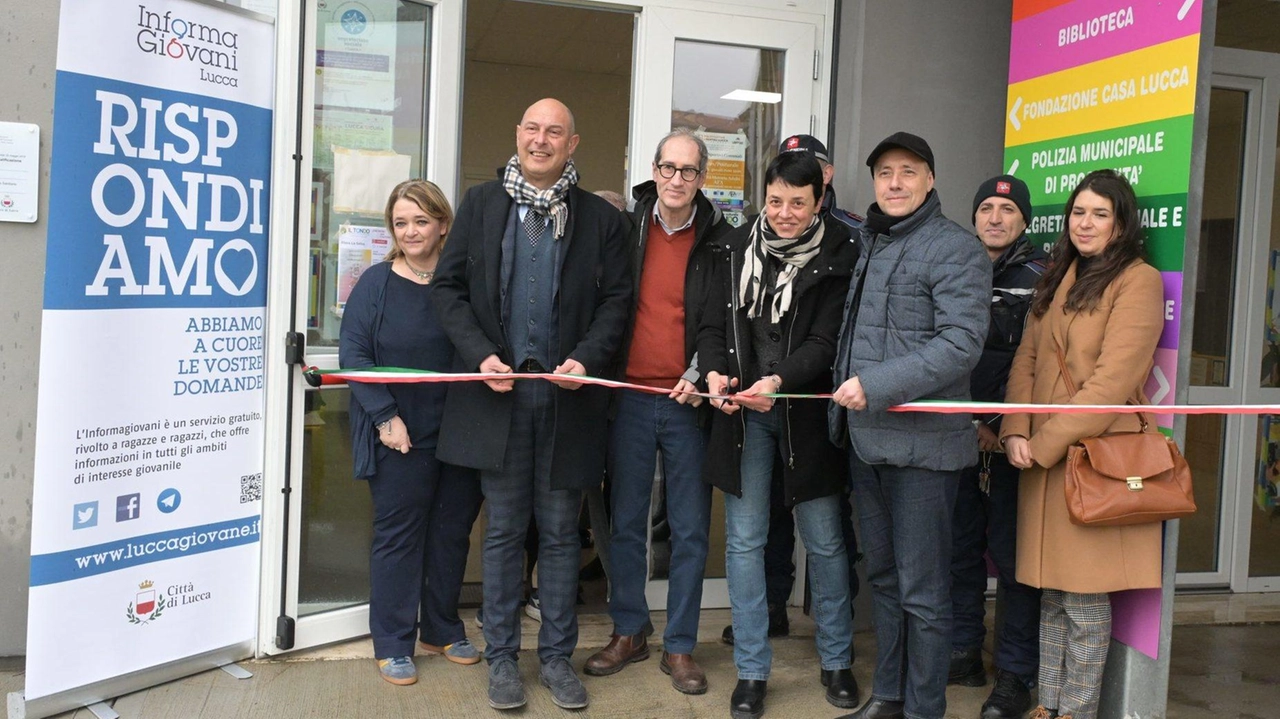 Un momento dell’inaugurazione del nuovo servizio aperto ogni mercoledì. al Centro Civico in via Giorgini a San Vito (foto Alcide) Un momento dell’inaugurazione del nuovo servizio aperto ogni mercoledì. al Centro Civico in via Giorgini a San Vito (foto Alcide)