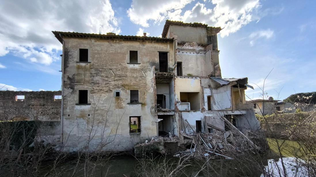 Una porzione della Fattoria Medicea: la casa crollata nel fosso domenica scorsa foto Attalmi