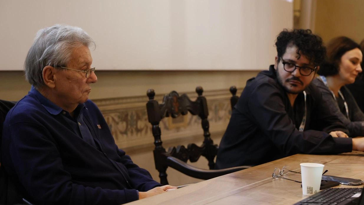 Incontro alla Normale con Adriano Sofri per parlare dei conflitti. L’attivista egiziano: "Un concetto largo che abbraccia anche la giustizia". Lo scrittore: "Recarsi al fronte non è l’unico modo per capire". Incontro alla Normale con Adriano Sofri per parlare dei conflitti. L’attivista egiziano: "Un concetto largo che abbraccia anche la giustizia". Lo scrittore: "Recarsi al fronte non è l’unico modo per capire".