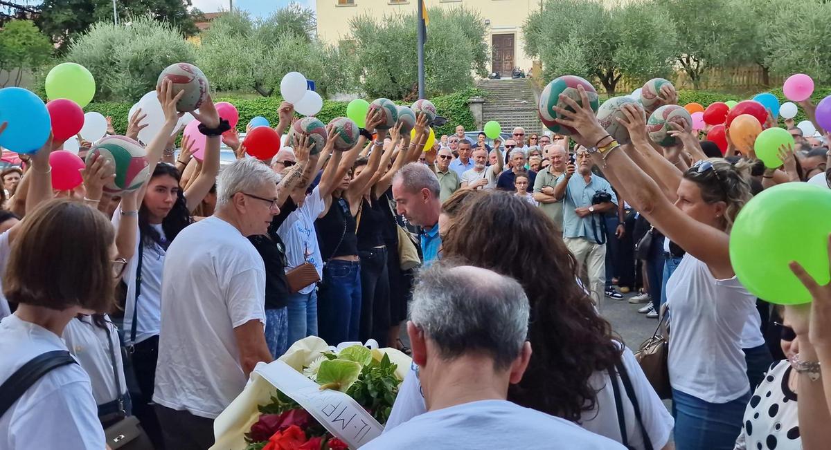 L’ultimo saluto a Meri Malucchi. Riunito il mondo della pallavolo. Tutti insieme al grido ’Alziamo il muro’ L’ultimo saluto a Meri Malucchi. Riunito il mondo della pallavolo. Tutti insieme al grido ’Alziamo il muro’