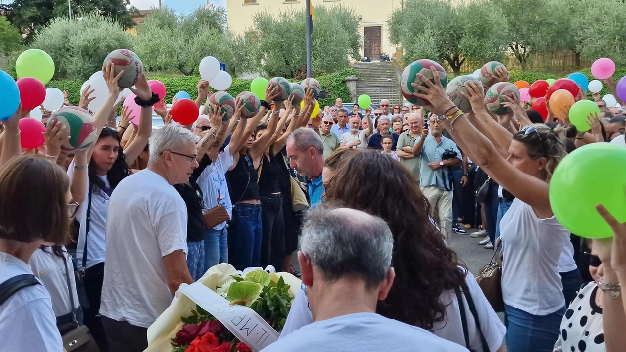 Bagno di folla a Quarrata per le esequie dell’ex giocatrice e allenatrice di volley, scomparsa domenica. La commozione delle compagne di campo e di vita: "Nella partita contro di te il male ha perso 3-0". Bagno di folla a Quarrata per le esequie dell’ex giocatrice e allenatrice di volley, scomparsa domenica. La commozione delle compagne di campo e di vita: "Nella partita contro di te il male ha perso 3-0".