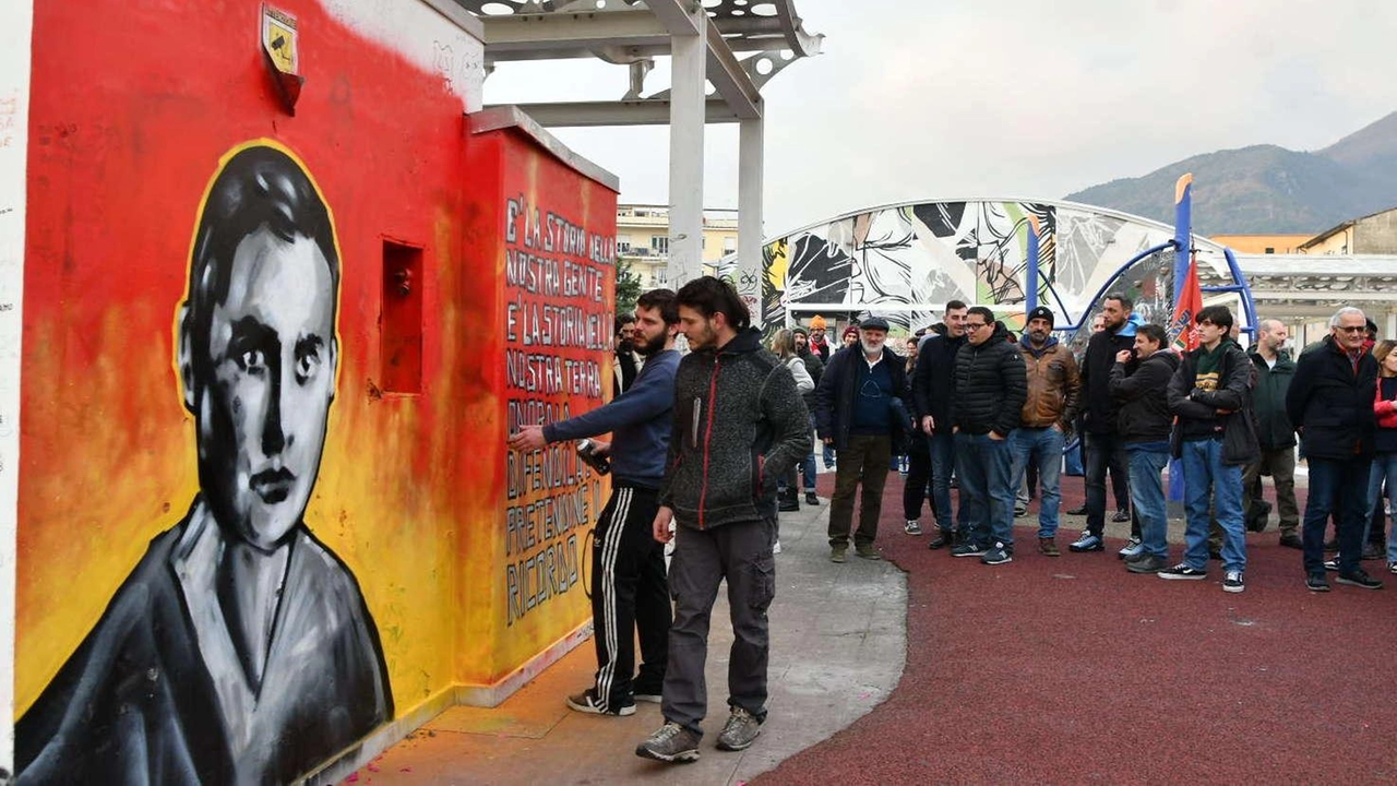 Il murale "dalla parte giusta". Omaggio a Salvetti e all’antifascismo in risposta alle svastiche disegnate sul muro Il murale "dalla parte giusta". Omaggio a Salvetti e all’antifascismo in risposta alle svastiche disegnate sul muro