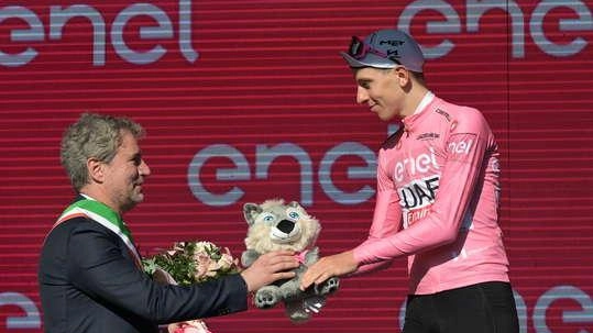 Lo scorso anno al termine della tappa lucchese la maglia rosa era già di Tadej Pogacar che poi non la lasciò più fino alla vittoria finale Lo scorso anno al termine della tappa lucchese la maglia rosa era già di Tadej Pogacar che poi non la lasciò più fino alla vittoria finale