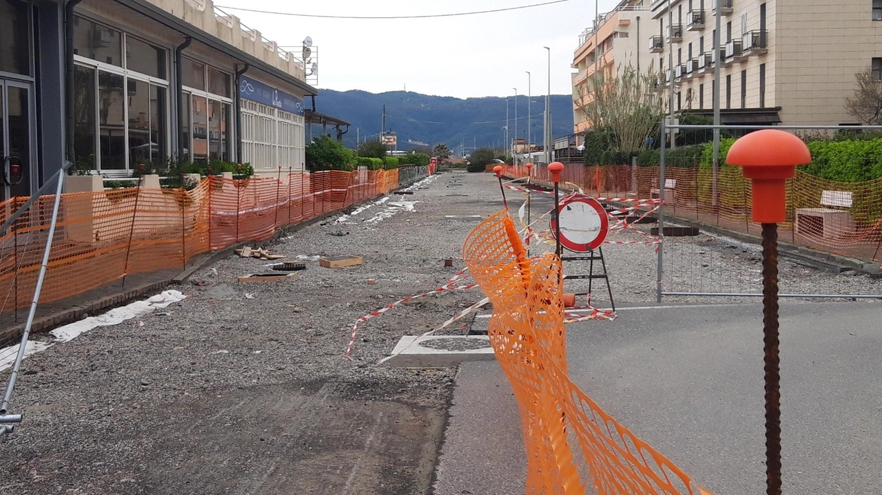 La chiusura di via Kennedy e sotto gli interventi sulla spiaggia libera