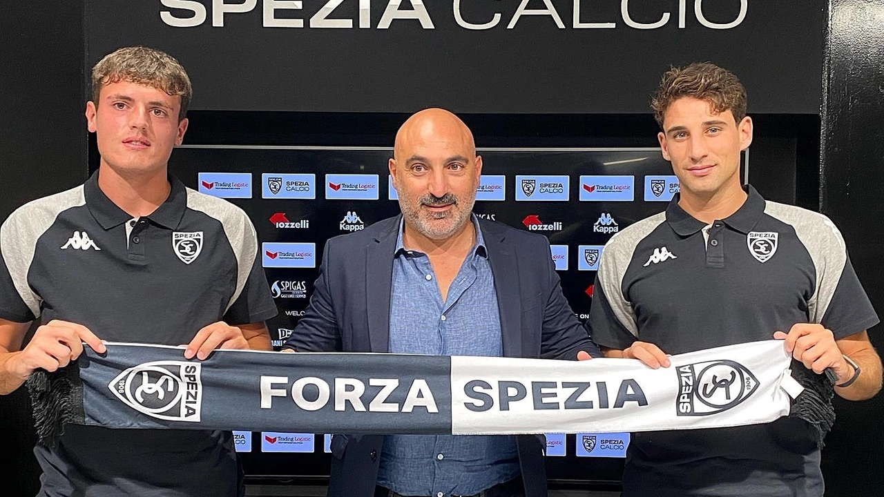 Da sinistra, Onofri, Melissano e Cistana con la sciarpa dello Spezia; sotto, mister D’Angelo