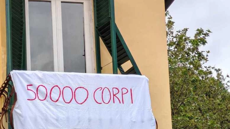 Dalla Palazzina della Curia arcivescovile pende “il sudario” dedicato alla vittime di Gaza: aAd aderire alla mobilitazione è il Centro missionario diocesano Dalla Palazzina della Curia arcivescovile pende “il sudario” dedicato alla vittime di Gaza: aAd aderire alla mobilitazione è il Centro missionario diocesano
