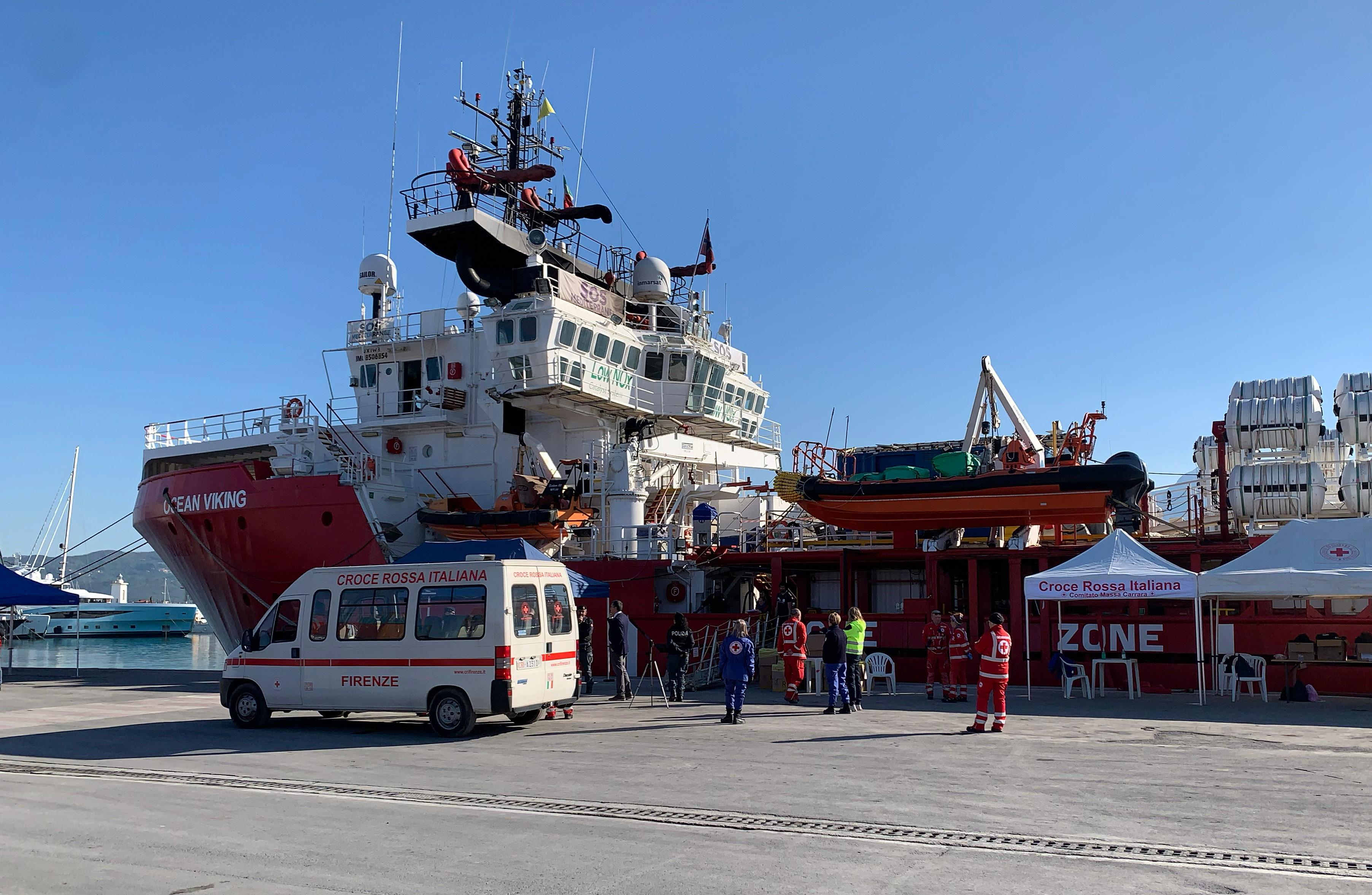 Carrara, arrivata in porto la Ocean Viking: a bordo 70 migranti Carrara, arrivata in porto la Ocean Viking: a bordo 70 migranti