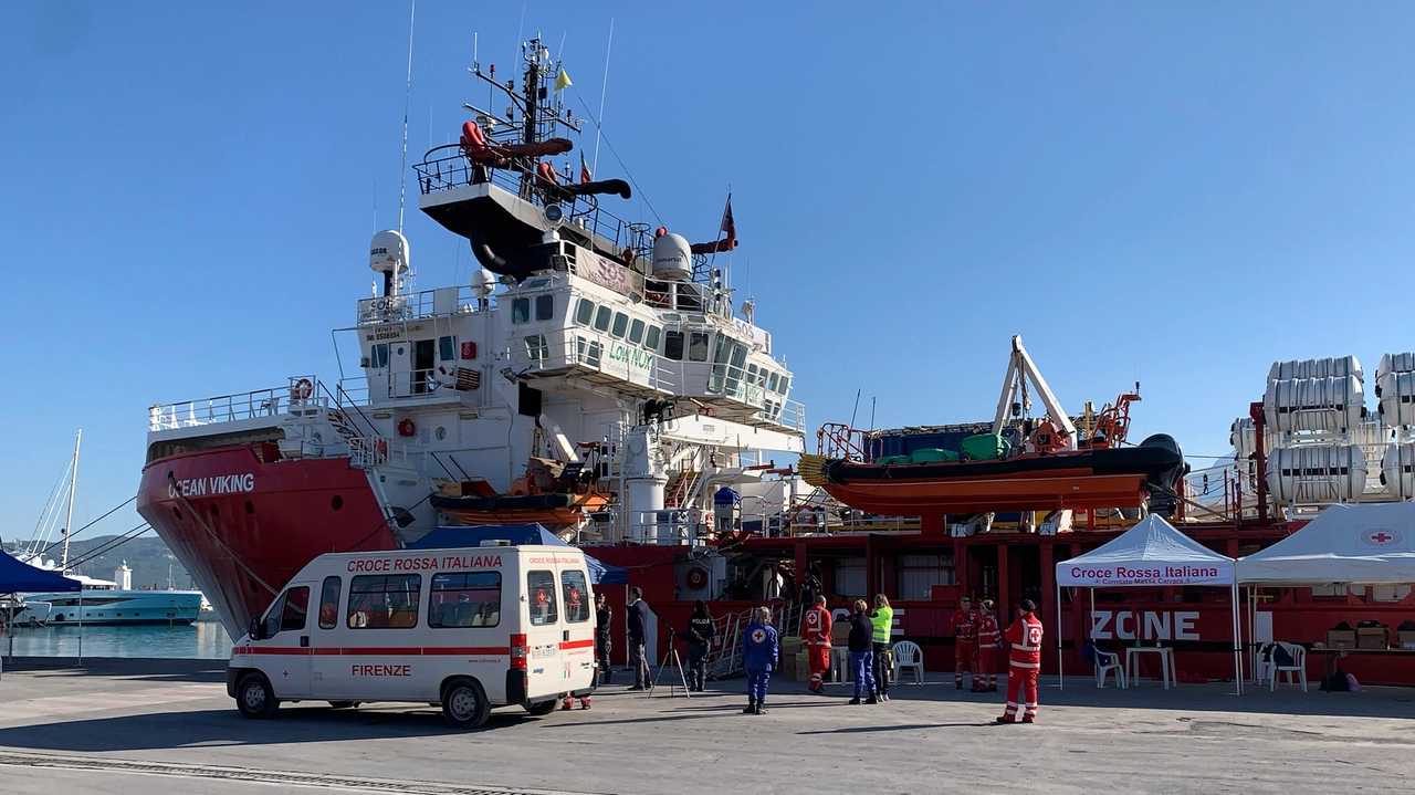 La Ocean Viking a Marina di Carrara (foto Delia)