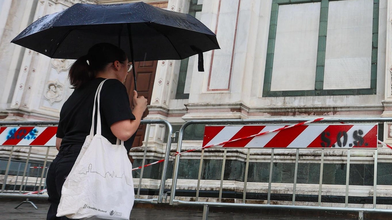 Hanno scalato la facciata della basilica e raggiunto il crocifisso. L’Opera fa denuncia, transennato il sagrato, verifiche sulle telecamere. Ma non viene escluso che il filmato possa essere ’artificiale’. Hanno scalato la facciata della basilica e raggiunto il crocifisso. L’Opera fa denuncia, transennato il sagrato, verifiche sulle telecamere. Ma non viene escluso che il filmato possa essere ’artificiale’.