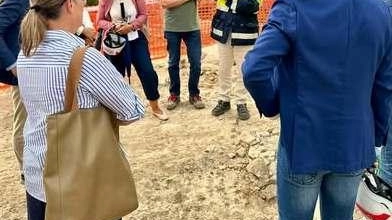 Primo sopralluogo nel cantiere. con il sindaco Andrea Marrucci e la giunta comunale accompagnati dai vertici dell’Azienda Usl Toscana Sud Est con il direttore. Marco Torre, la direttrice Sanitaria Barbara Innocenti e. la direttrice di Zona Alta Valdelsa Laura Tattini Primo sopralluogo nel cantiere. con il sindaco Andrea Marrucci e la giunta comunale accompagnati dai vertici dell’Azienda Usl Toscana Sud Est con il direttore. Marco Torre, la direttrice Sanitaria Barbara Innocenti e. la direttrice di Zona Alta Valdelsa Laura Tattini